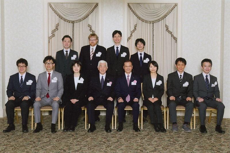 Chairman Nikkaku, Selection Committee Chair Hiroaki Aihara (front row, fourth and fifth from the left), and the grant recipients