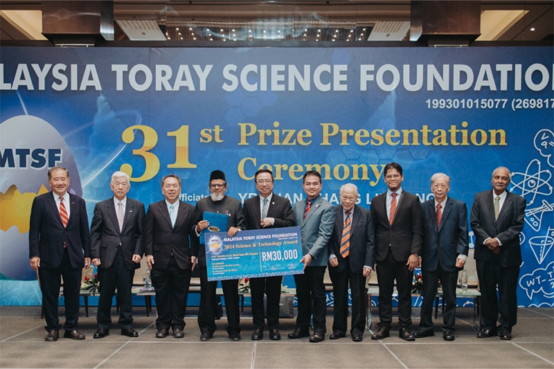 Commemorative photo with the science and technology prize recipients