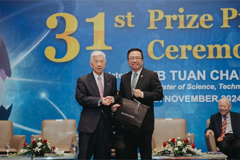 Toray Industries Chairman of the Board and Honorary MTSF Chairman Akihiro Nikkaku presented a commemorative gift to Minister Chang Lih Kang