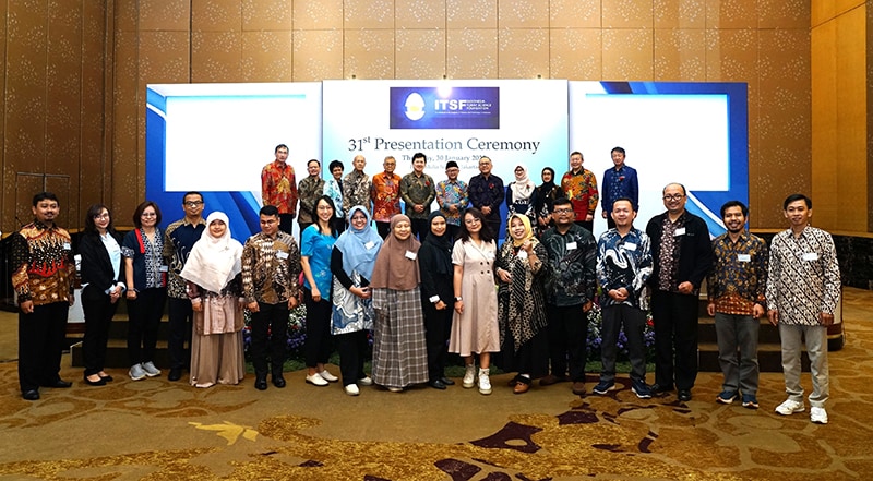 Commemorative photo with award winners