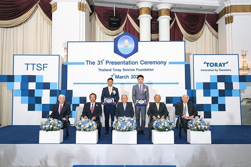 Commemorative photo with the science and technology prize recipients
