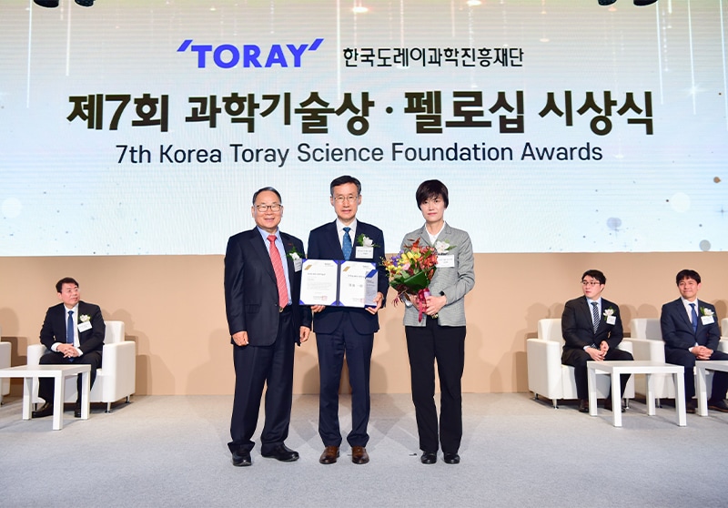 A Science and Technology Prize recipient and his family members