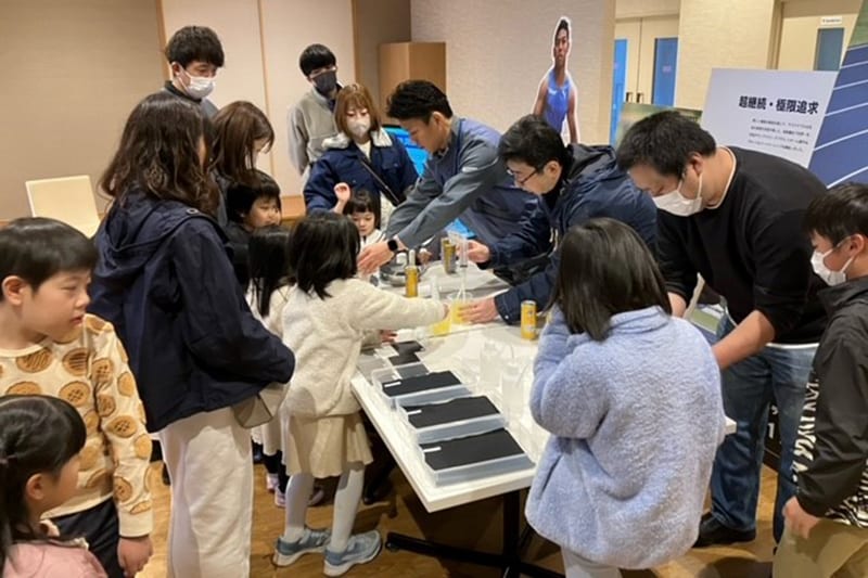 Science experiment activity during a family day workplace tour (Toray Industries, Inc. Tsuchiura Plant)