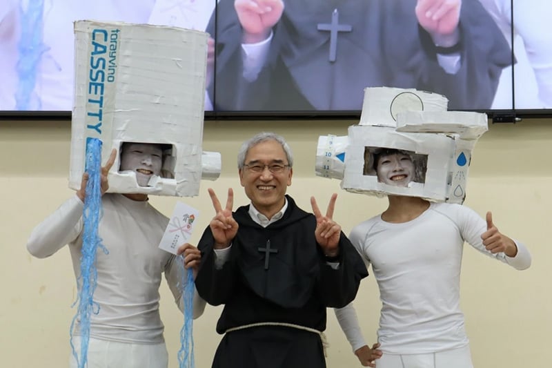 Winners of a costume contest posing with the General Manager of the Shiga Plant (center) at the plant’s Halloween party (600 participants) (Toray Industries, Inc. Shiga Plant)