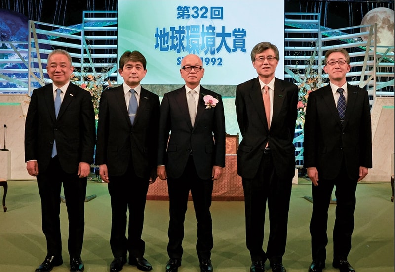 Toray’s award ceremony attendees (center: President Ohya)