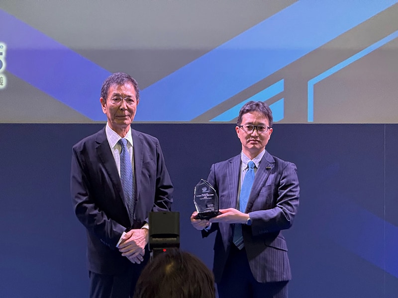 Professor Tomoji Kawai (left), Chairman of the nano tech Executive Committee, at the GX Award ceremony
