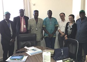 Guinean Ministry of Health officials and Japanese experts